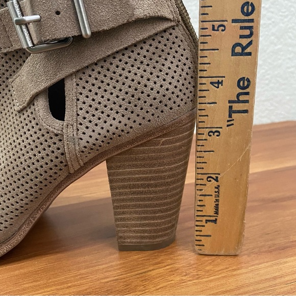 VINCE CAMUTO Perforated Tan Suede Heeled Booties Ankle Boots Women’s Size 7.5 - Picture 9 of 16